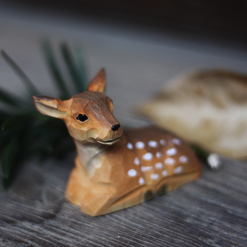 Faon en Bois de Tilleul – Figurine Facette Artisanale Fait Main