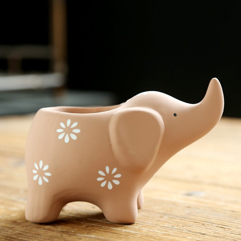 Cache-pot bébé éléphant céramique épice terracotta — motifs fleurs blanches, trompe levée, style bohème artisanal
