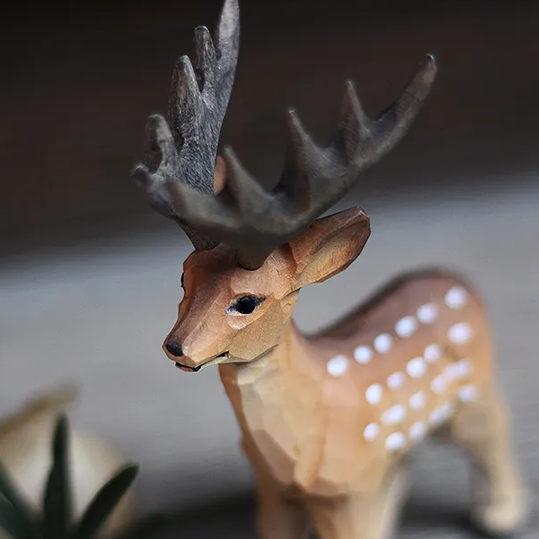 Cerf en Bois de Tilleul – Figurine Facette Artisanale Fait Main