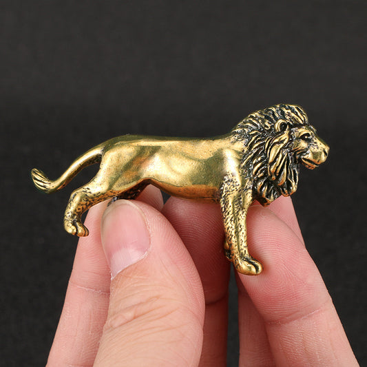 figurine laiton lion dans les mains