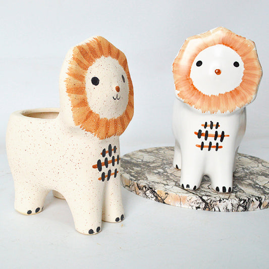 Pot céramique lion cartoon – détail du visage sculpté