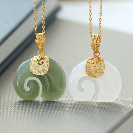 Collier éléphant pendentif jade vert et jade blanc doré – duo de coloris sur fond texturé, bijou oriental