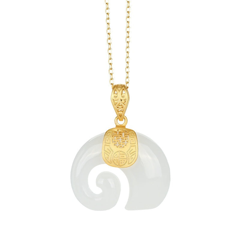 Collier jade blanc avec pendentif éléphant doré – bijou minimaliste et élégant sur fond blanc