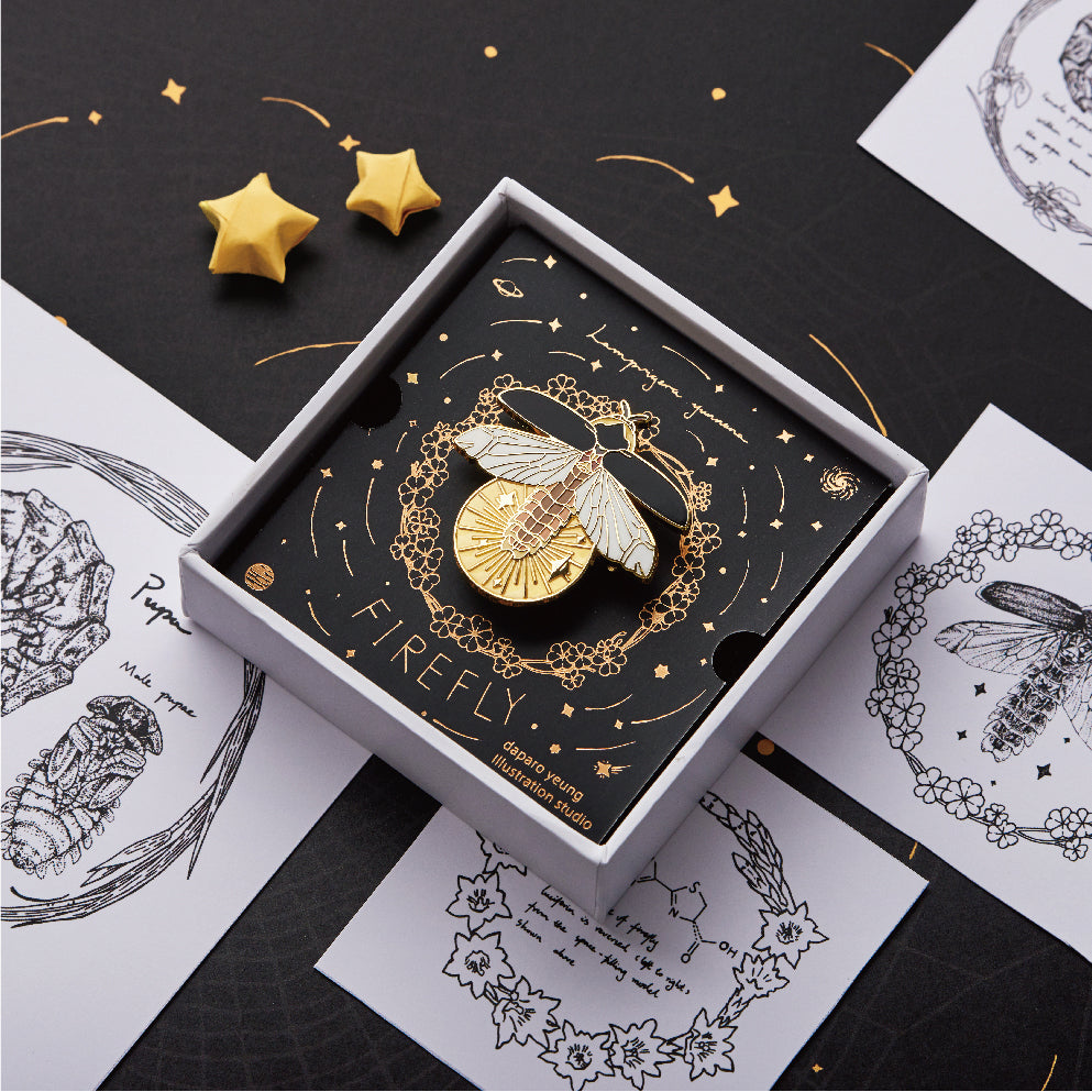 Broche luciole dorée plaquée or dans son écrin noir étoilé — bijou original ailes translucides, cadeau femme prêt à offrir