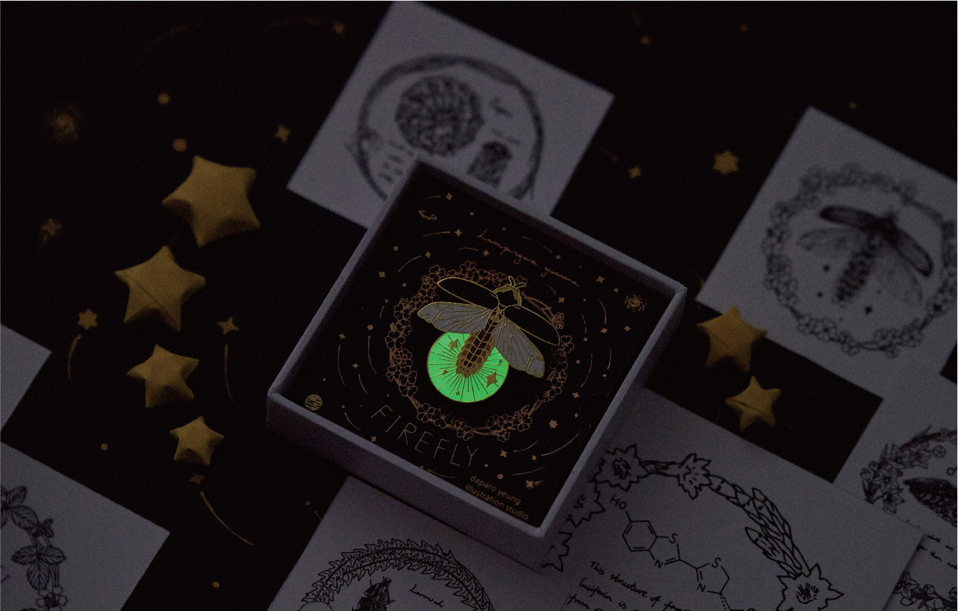 Broche luciole lumineuse dans le noir — abdomen phosphorescent vert brillant, effet lumineux dans l'obscurité