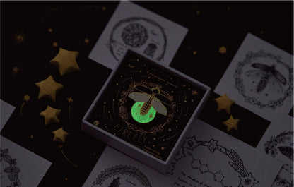 Broche luciole lumineuse dans le noir — abdomen phosphorescent vert brillant, effet lumineux dans l'obscurité