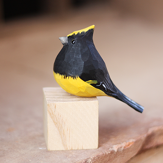 Mésange Sultan en Bois de Tilleul – Figurine Facette sur Socle Fait Main