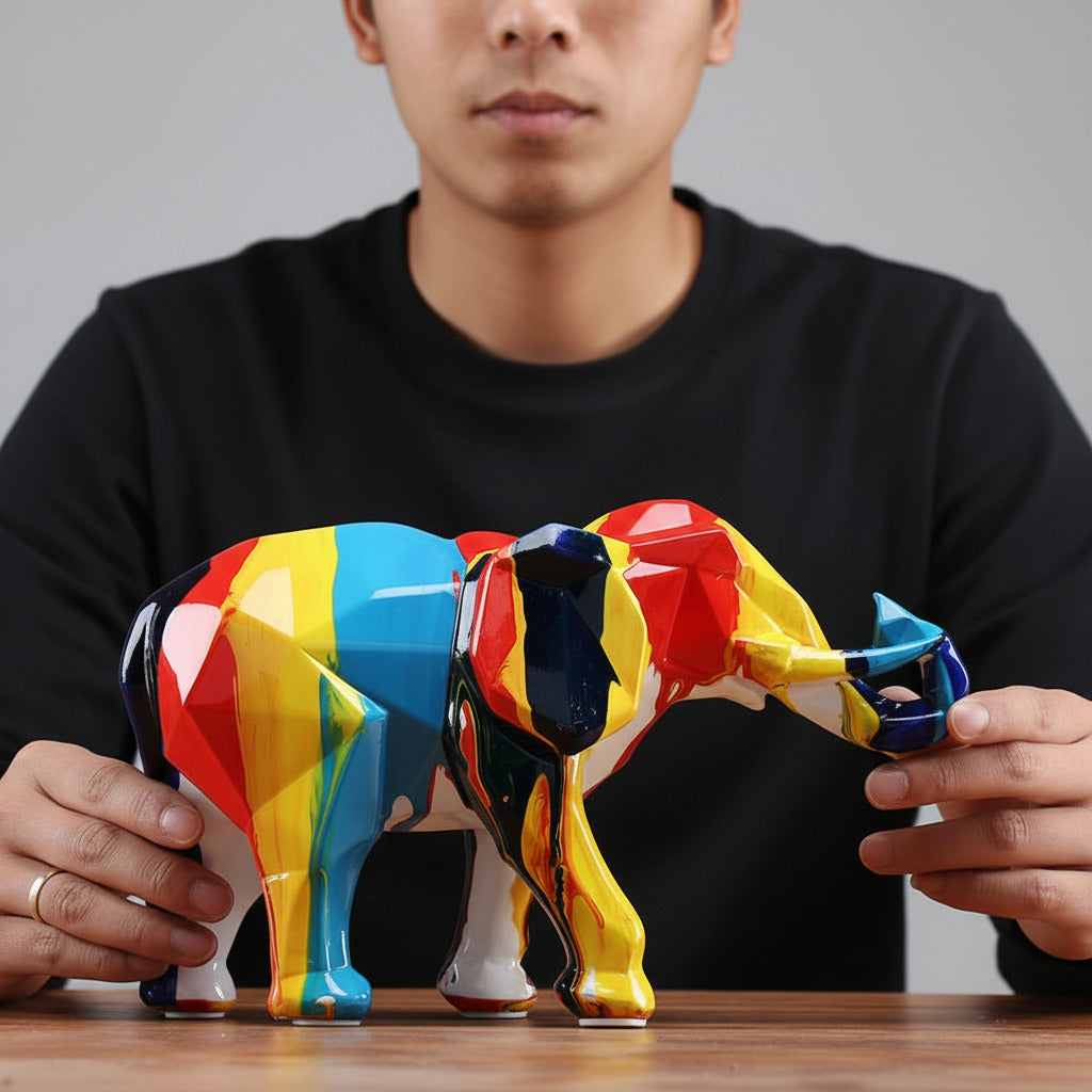Sculpture éléphant splash color résine — vue échelle avec les mains, décoration salon contemporaine