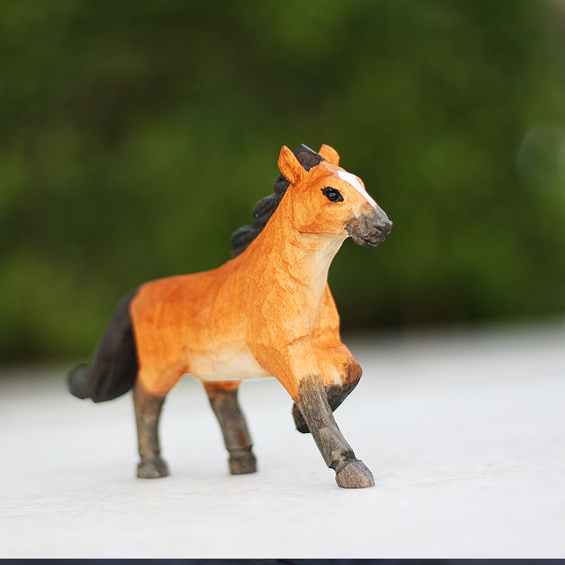 Cheval Marron en Bois de Tilleul – Figurine Facette Artisanale Fait Main