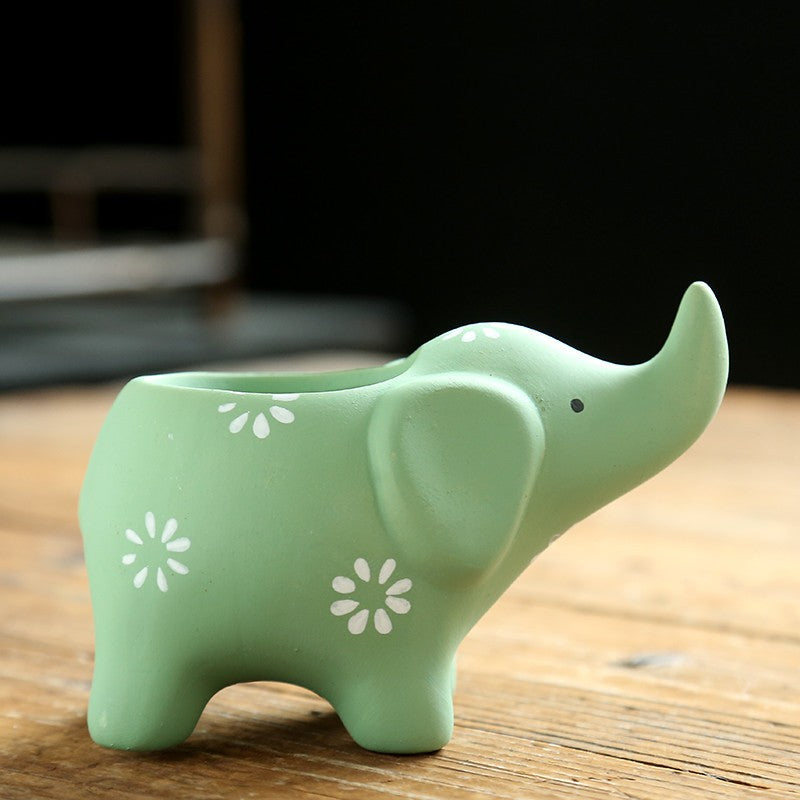 Cache-pot bébé éléphant céramique vert céladon — motifs fleurs blanches, trompe levée, décoration bureau nature