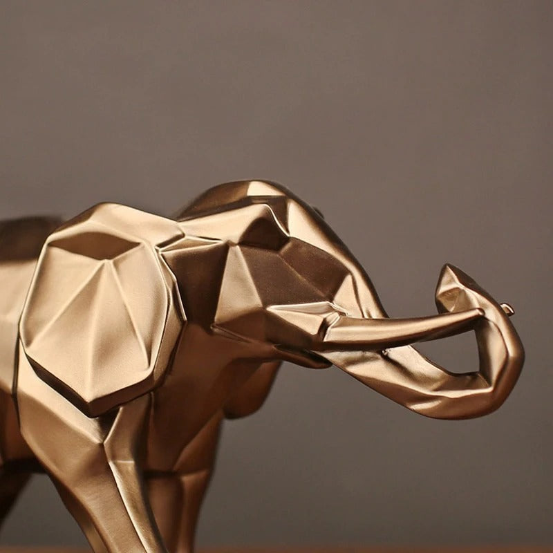 Statue éléphant doré géométrique – vue latérale et de près , reflets chauds - idée cadeau symbolique et décoratif