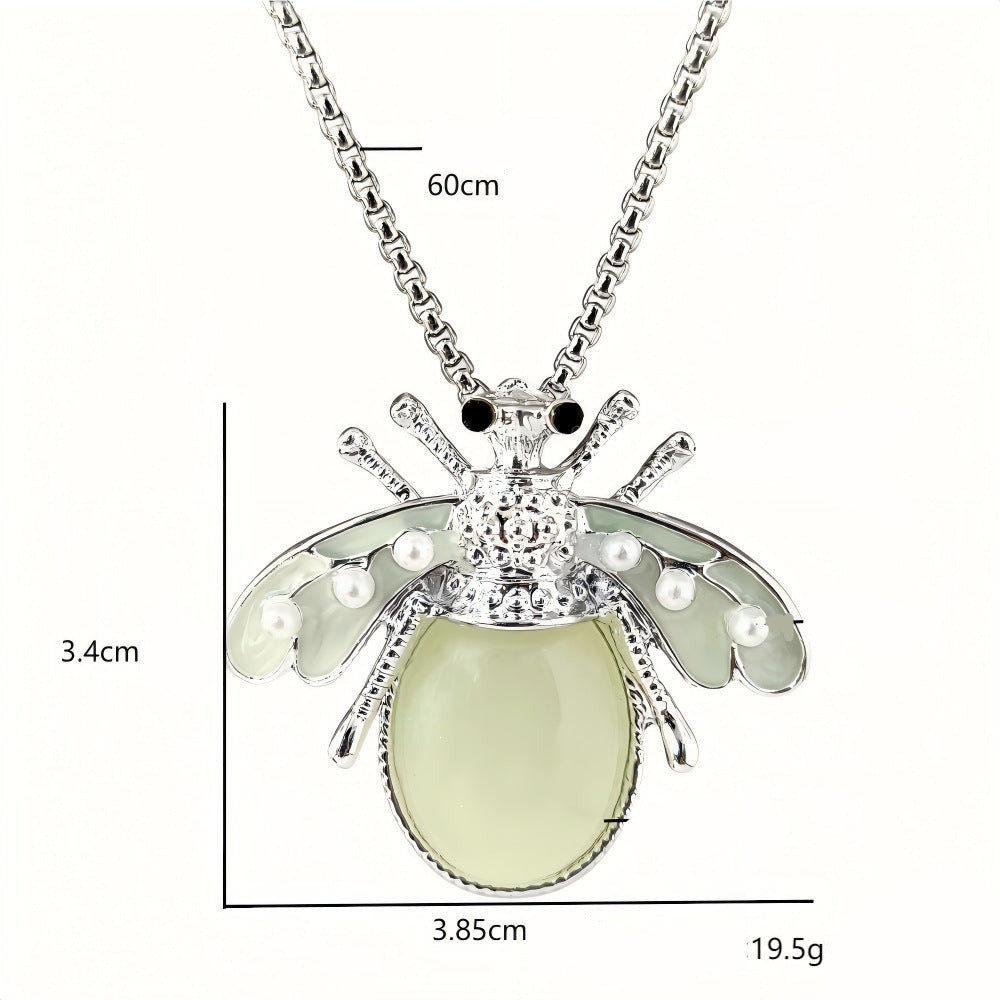 Collier pendentif insecte phosphorescent avec dimensions — 3,85 cm de large, 3,4 cm de haut, chaîne 60 cm, poids 19,5 g