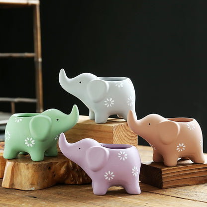 Cache-pot bébé éléphant céramique — 4 coloris gris, vert, violet et épice posés sur bois, pot à succulentes kawaii fait main- cadeau symbolique