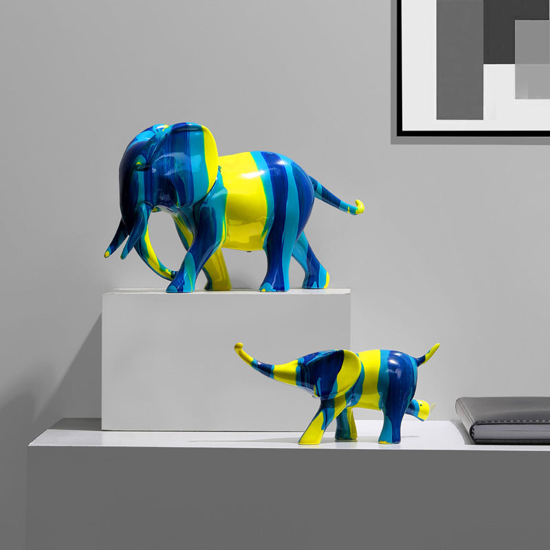 Duo éléphants résine bleu jaune côte à côte — mère sur socle et petit au sol, décoration intérieur moderne