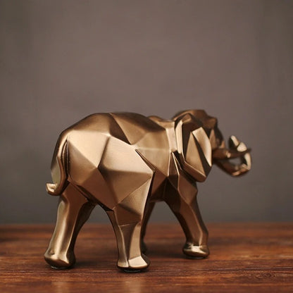 Sculpture éléphant géométrique dorée – vue de face, style contemporain