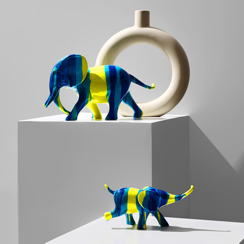 Duo sculpture mère et petit éléphant résine bleu jaune — mise en scène avec vase céramique, décoration salon contemporaine