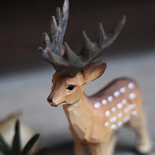 Cerf en Bois de Tilleul – Figurine Facette Artisanale Fait Main