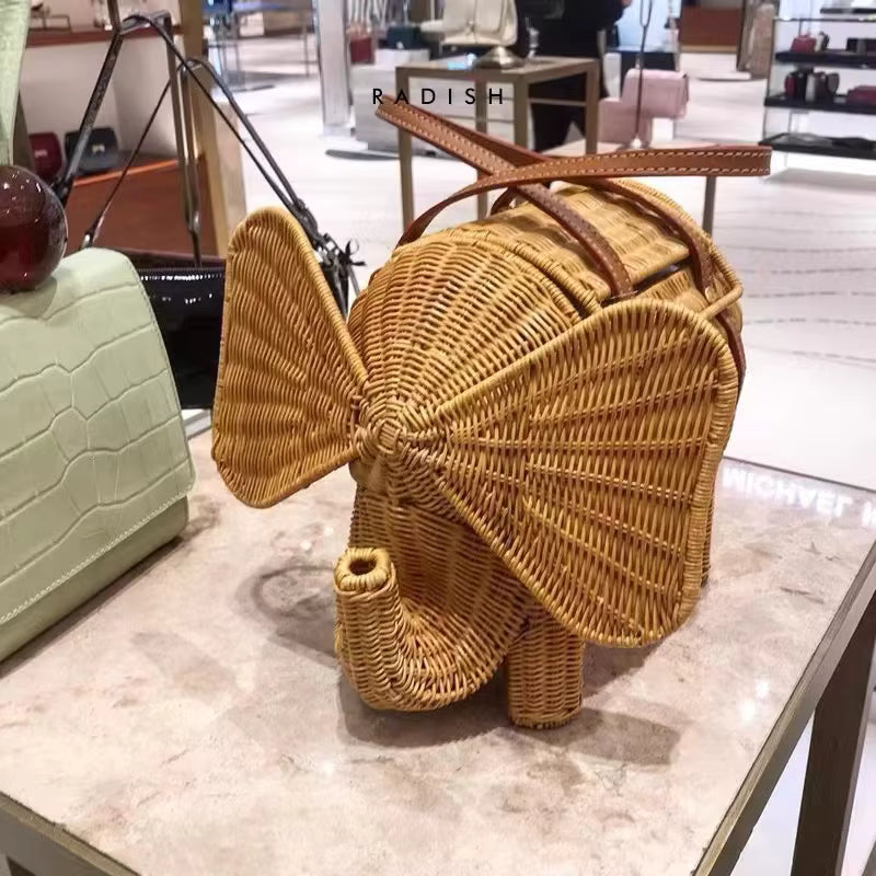 Sac éléphant rotin tressé porté en situation – panier femme bohème, cadeau original idée cadeau unique