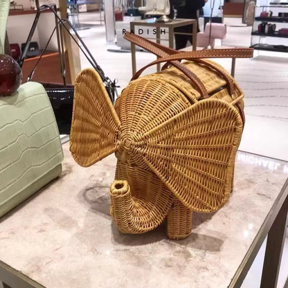 Sac éléphant rotin tressé porté en situation – panier femme bohème, cadeau original idée cadeau unique