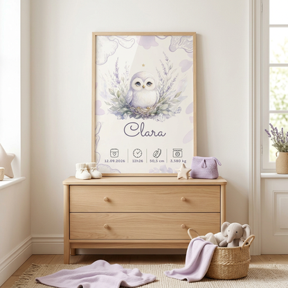 Affiche Clara A3 dans un cadre en bois clair avec plexiglas, dans une chambre d’enfant