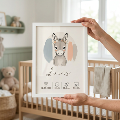Affiche de naissance âne Lucas dans un cadre blanc tenu en main