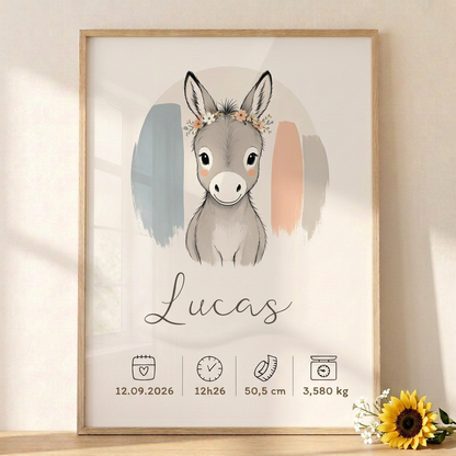 Affiche de naissance âne Lucas dans un cadre en bois clair à la lumière du soleil