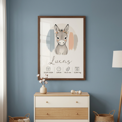 Affiche de naissance âne Lucas dans un cadre en bois foncé au mur