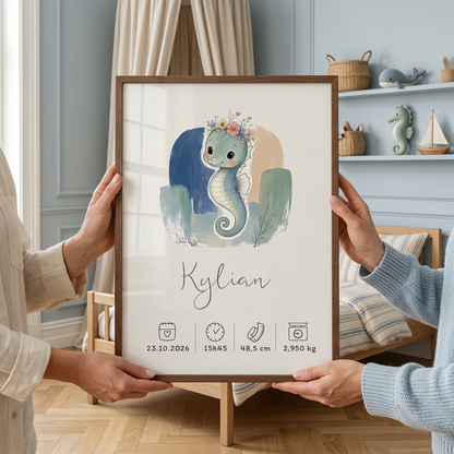 Affiche Hippocampe Kylian dans un cadre bois foncé, offerte en cadeau dans une chambre d’enfant française à l’ambiance marine