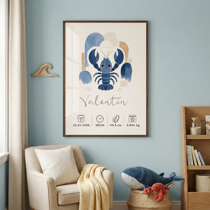 Affiche Homard Valentin dans un cadre bois foncé, au-dessus d’un coin lecture bord de mer apaisant