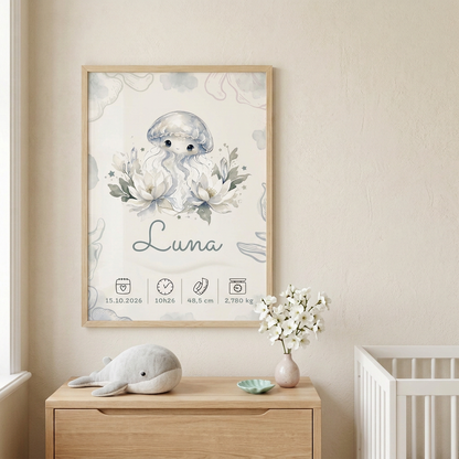 Affiche Luna encadrée dans une chambre de bébé
