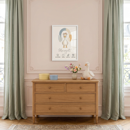 Affiche Oie Margot accrochée au mur dans un petit cadre blanc A4, avec une décoration pastel printanière