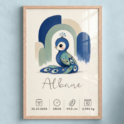 Affiche paon Albane en gros plan dans un cadre bois clair avec plexiglas, sur un mur bleu doux