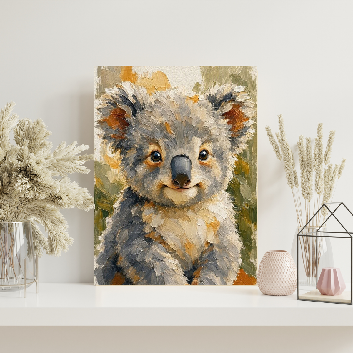 Poster bébé koala sans cadre posé sur une étagère avec des fleurs séchées