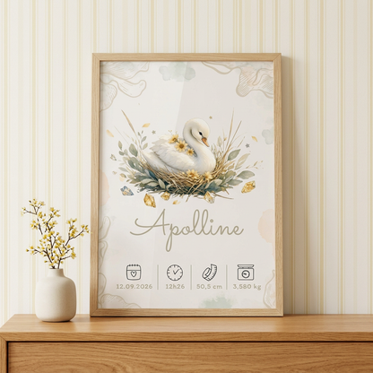 Apolline dans un cadre bois clair sur une commode avec tapisserie rayée