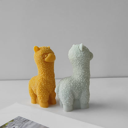 Groupe de bougies lama artisanales – moutarde, blanc, vue d'ensemble