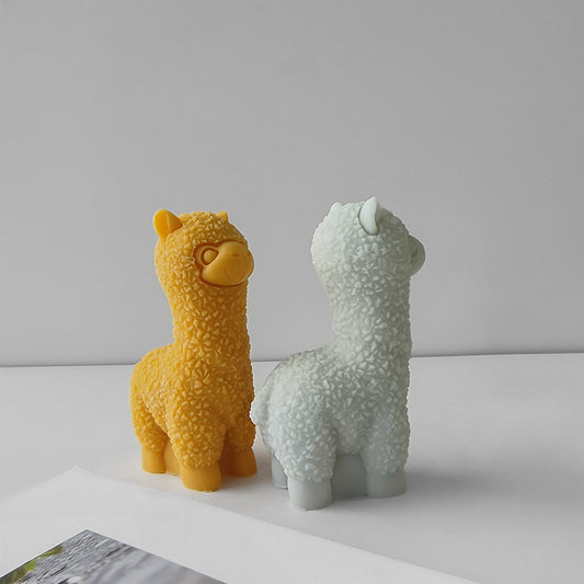 Groupe de bougies lama artisanales – moutarde, blanc, vue d'ensemble