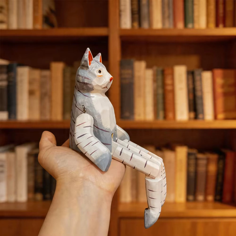 Chat Gris et Blanc Articulé en Bois – Figurine Gardien d'Étagère Sculptée à la Main