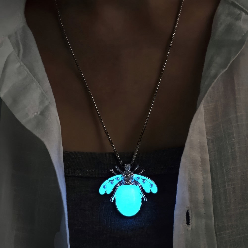 Collier pendentif insecte luciole phosphorescent bleu-vert — ailes émaillées incrustées de perles, effet lumineux turquoise dans le noir