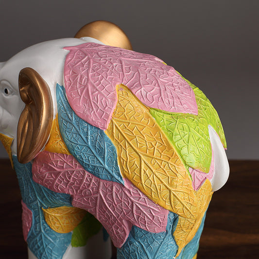 Éléphant décoratif blanc avec motif feuille multicolore et dorure – vue de près