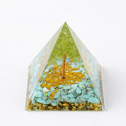 Pyramide orgonite arbre de vie – cristaux verts et dorés, jade et pyrite