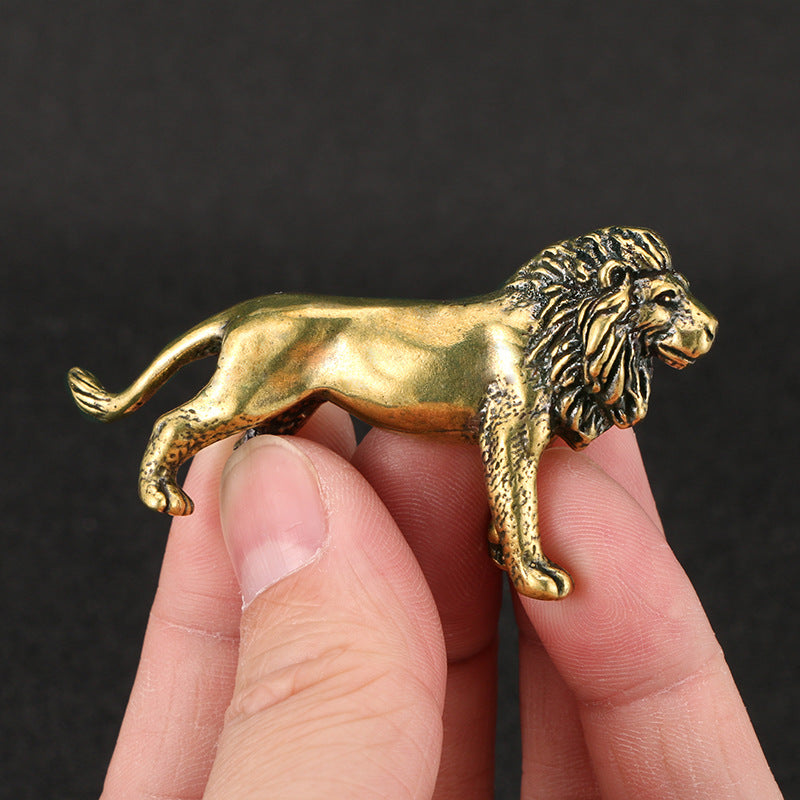 figurine laiton lion dans les mains