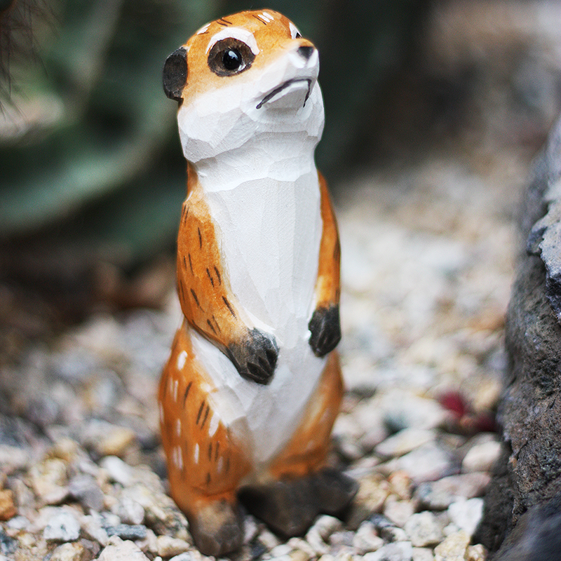 figurine artisanale en bois suricate