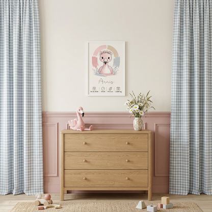 Flamant rose Anaïs en petit cadre blanc dans une chambre rose poudré