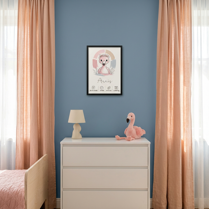 Flamant rose Anaïs en petit cadre noir dans une chambre bleu doux et pêche