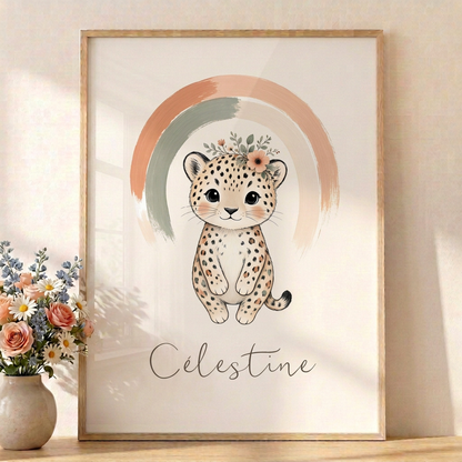 Gros plan de Célestine en cadre bois clair avec fleurs pastel