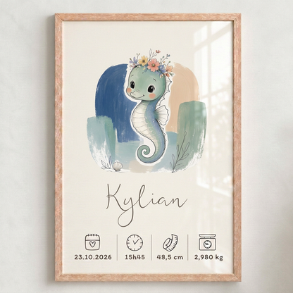Gros plan de l’affiche Hippocampe Kylian dans un cadre bois clair avec plexiglas