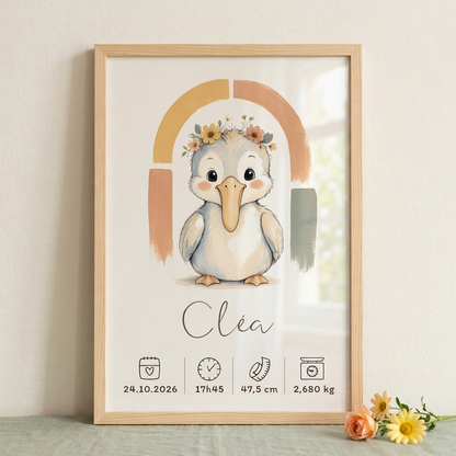 Gros plan du Pélican Cléa en cadre bois clair avec plexiglas