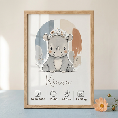 Gros plan du Rhinocéros Kiara en cadre bois clair avec plexiglas