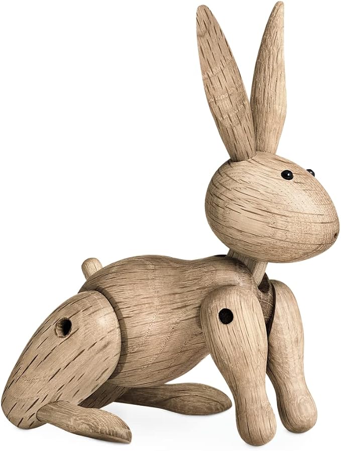 Lapin articulé en bois naturel assis, style scandinave, montrant ses articulations mobiles.