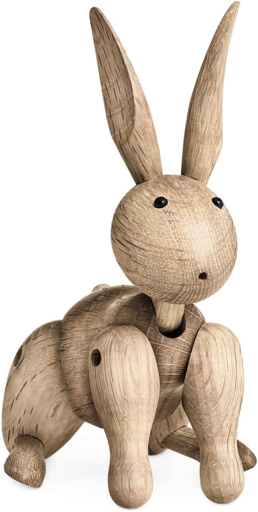 Lapin articulé en bois avec les jambes pliées, évoquant une attitude rêveuse et poétique.